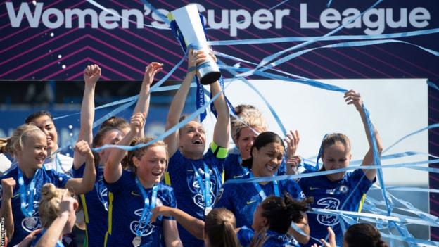 Chelsea celebrate winning the 2021-22 WSL title