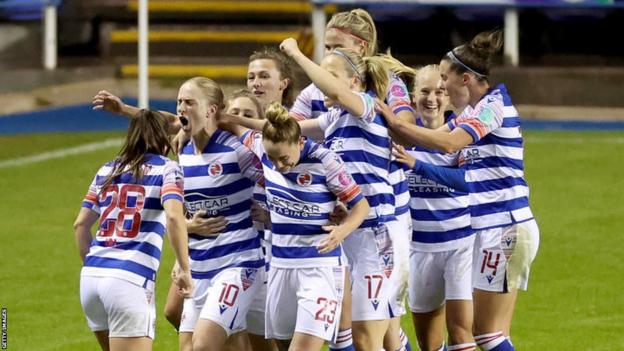 Natasha Dowie celebra un gol