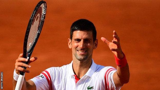 Novak Djokovic merayakan kemenangannya atas Pablo Cuevas di Prancis Terbuka