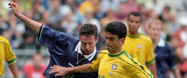 O meio-campista escocês Paul Lambert e a estrela brasileira Bebeto