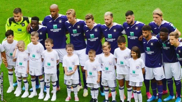 Vincent Kompany in the team picture alongside Anderlecht teammates