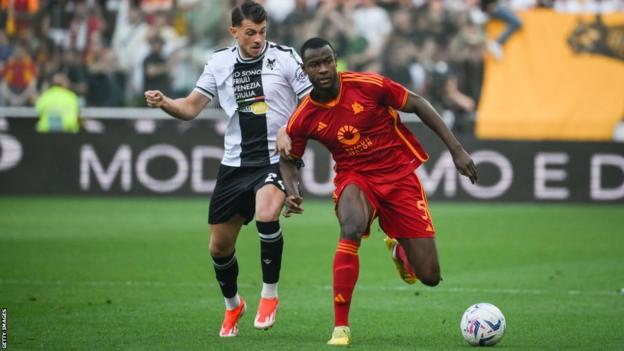 Evan Ndicka playing for Roma at Udinese