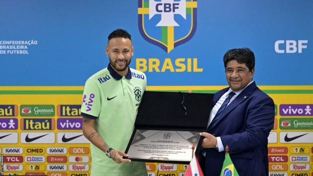 Neymarreceives tribute from CBF after surpassing Pelé with 79 goals and becoming the highest scorer of the Brazilian national team