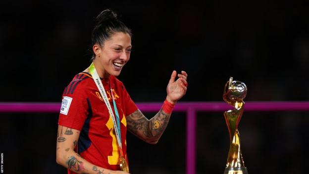 Jenni Hermoso with World Cup trophy