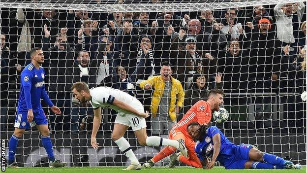 Aston Villa 0-2 Tottenham Hotspur: Jose Mourinho's side keep top-four hopes  alive - BBC Sport