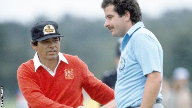 Lee Trevino shakes hands with Sam Torrance after beating him in the 1981 Ryder Cup singles