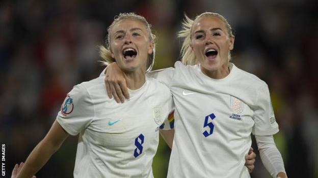 Leah Williamson and Alex Greenwood