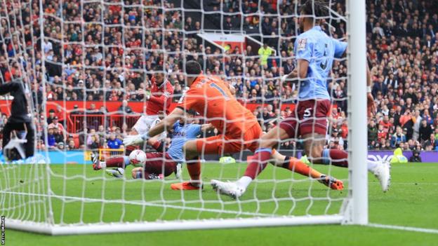 El mediocampista del Manchester United, Bruno Fernandes, anota el primer gol contra el Aston Villa en Old Trafford.