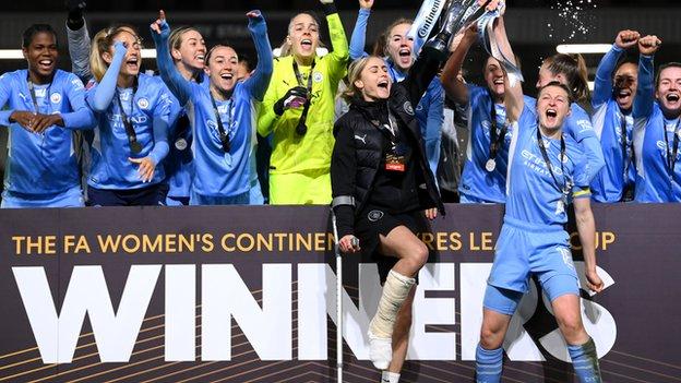 Steph Houghton ฉลองชัยชนะของ Continental Cup