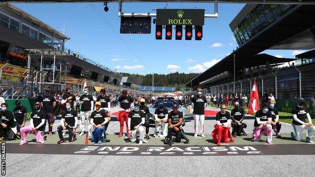 F1 drivers take the knee in Austria