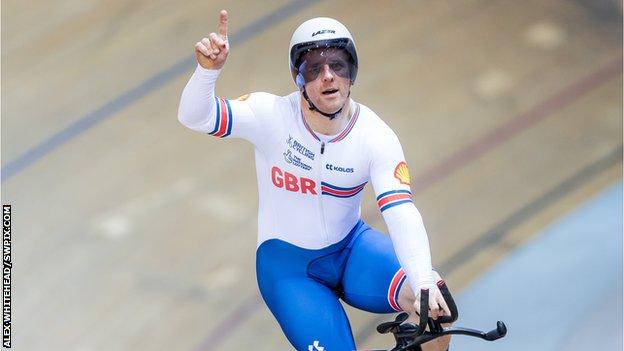 Para-cyclist Jody Cundy celebrates his win