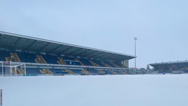 Het veld van One Call Stadium in Mansfield Town bedekt met sneeuw