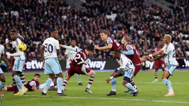 Tomas Soucek scores late for West Ham