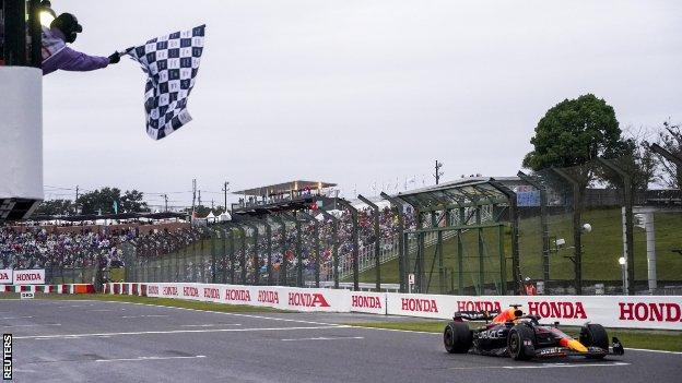 Verstappen takes the checkered flag to claim his second world title