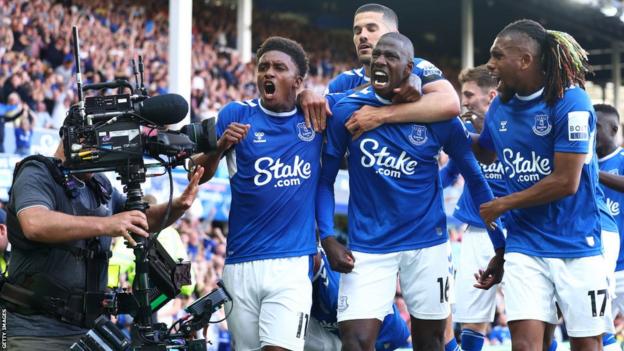 Everton players celebrate