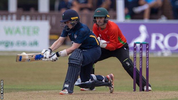 Harry Duke balaie une balle à l'envers lors du match de la Royal London One-Day Cup entre le Leicestershire et le Yorkshire