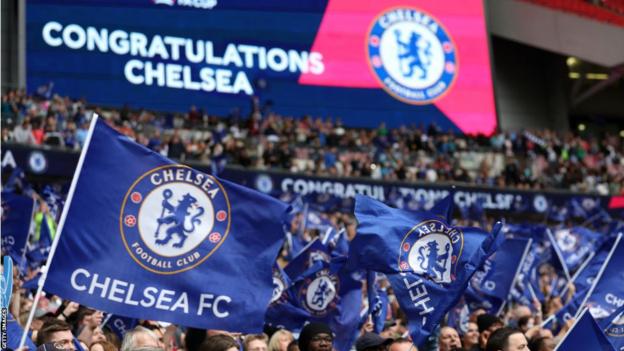 Les fans de Chelsea célèbrent après la finale de la FA Cup féminine