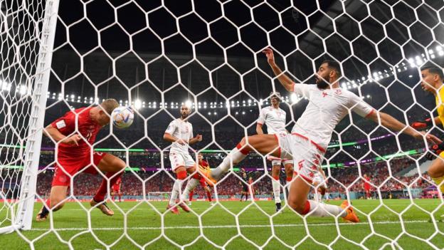 Andreas Cornelius heads against the post