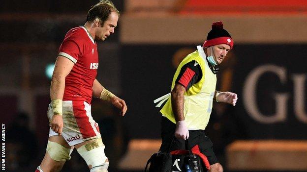 Alun Wyn Jones leaves the field against Italy