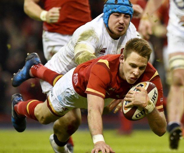 Liam Williams dives over despite the attentions of Jack Nowell