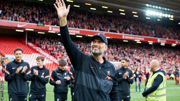 El jefe del Liverpool, Jurgen Klopp, lidera una vuelta de honor a tiempo completo