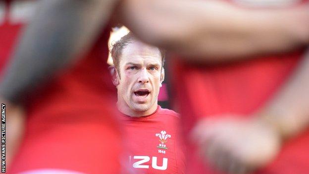Alun Wyn Jones delivers a team talk to his Wales team