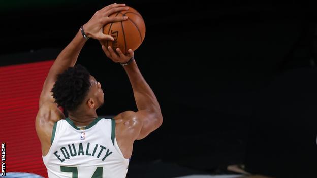 Giannis porte un maillot avec les mots égalité dans le dos