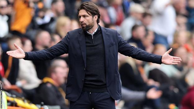 Russell Martin complains to the fourth official during Swansea's draw at Hull