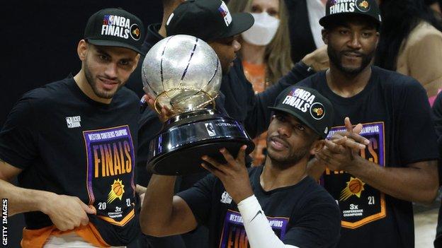 LeBron James of the Los Angeles Lakers holds the Larry O'Brien Trophy  News Photo - Getty Images