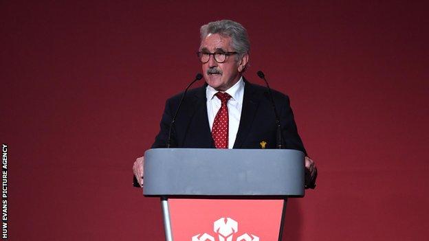 Gerald Davies a succédé à Dennis Gethin à la présidence de la Welsh Rugby Union
