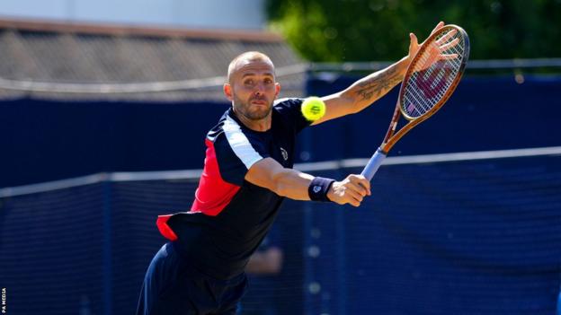 Dan Evans plays a backhand