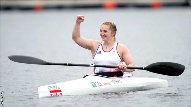 Charlotte Henshaw pompe son poing pour célébrer