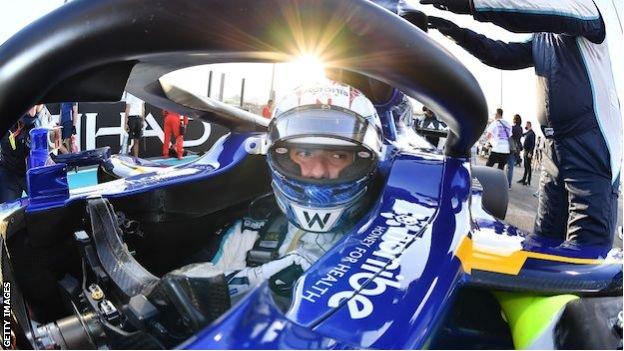 Nicholas Latifi afgebeeld in zijn Williams-auto tijdens de Grand Prix van Abu Dhabi