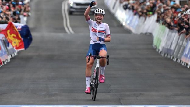Zoe Backstedt wins the junior road race at the 2022 Road Cycling World Championships