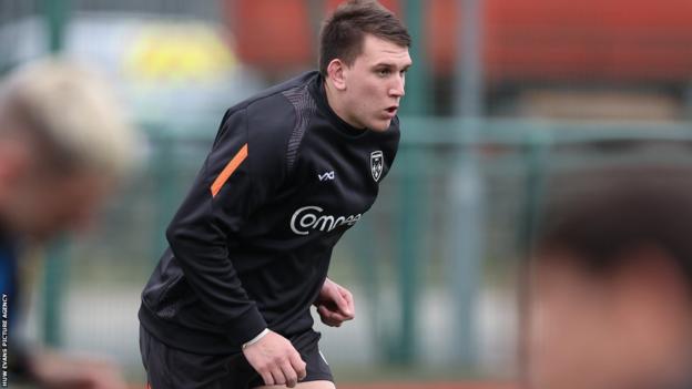 Harry Taylor Dragons sign Gloucester back row on loan BBC Sport