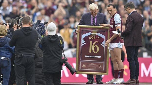 West Ham and their fans pay tribute to Mark Noble as the midfielder prepares to leave the club