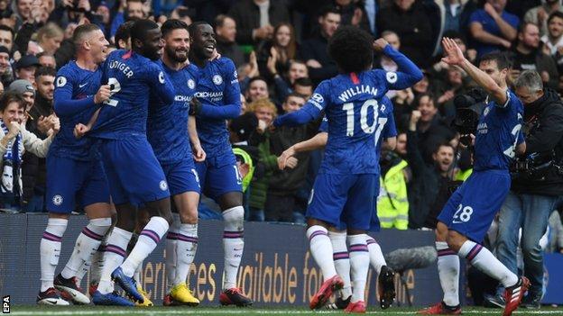 Chelsea celebrate Giroud goal
