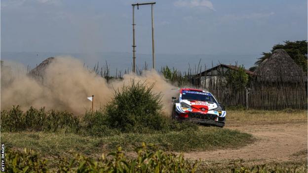 Le pilote français Sébastien Ogier en action au Safari Rally au Kenya