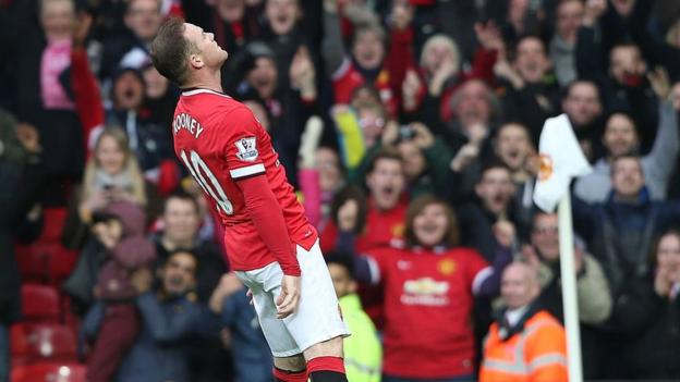 Wayne Rooney viert het doelpunt van Manchester United tegen Tottenham Hotspur