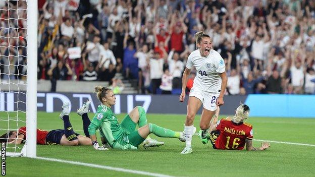 Ella Toone ของอังกฤษฉลองหลังจากทำประตูแรกของทีมในการแข่งขัน UEFA Women's Euro England 2022 รอบก่อนรองชนะเลิศระหว่างอังกฤษกับสเปน