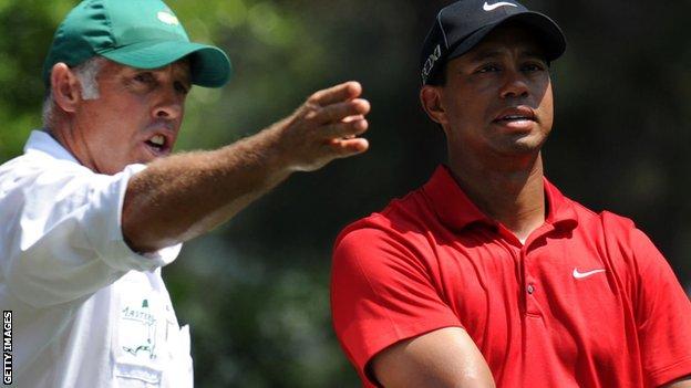 Steve Williams points to where Tiger Woods needs to hit his next shot