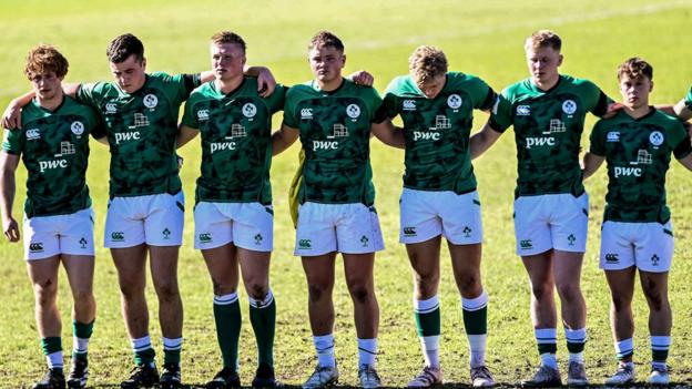 Ireland players join together in a minute's silence before the game