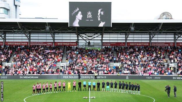 Brentford and Arsenal observe a minute's silence for Queen Elizabeth II