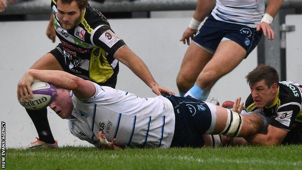 Seb Davies stretches over to score for Cardiff Blues against Calvisano
