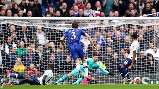 Chelsea 2 1 Tottenham Giroud And Alonso Score As Blues Tighten Grip On Fourth Bbc Sport