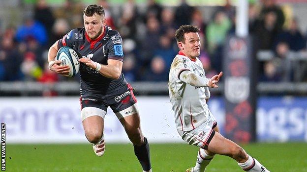 Steff Hughes Dragons RFC sign former Scarlets centre BBC Sport