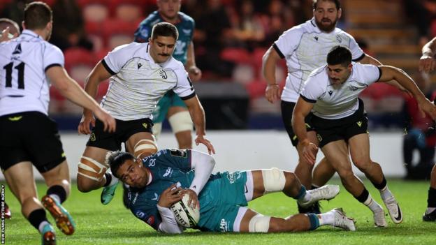Vaea Fifita touches down for Scarlets