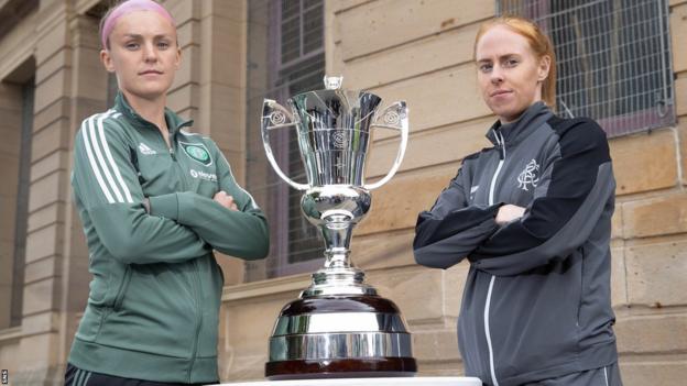 La capitana del Celtic, Caitlin Hayes, y la contraparte de los Rangers, Kathryn Hill, con la Copa de Escocia