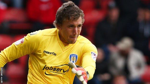 Sam Walker: Reading sign ex-Colchester goalkeeper on three-year deal - BBC Sport