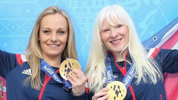 Kelly Gallagher et Charlotte Evans avec leurs médailles d'or